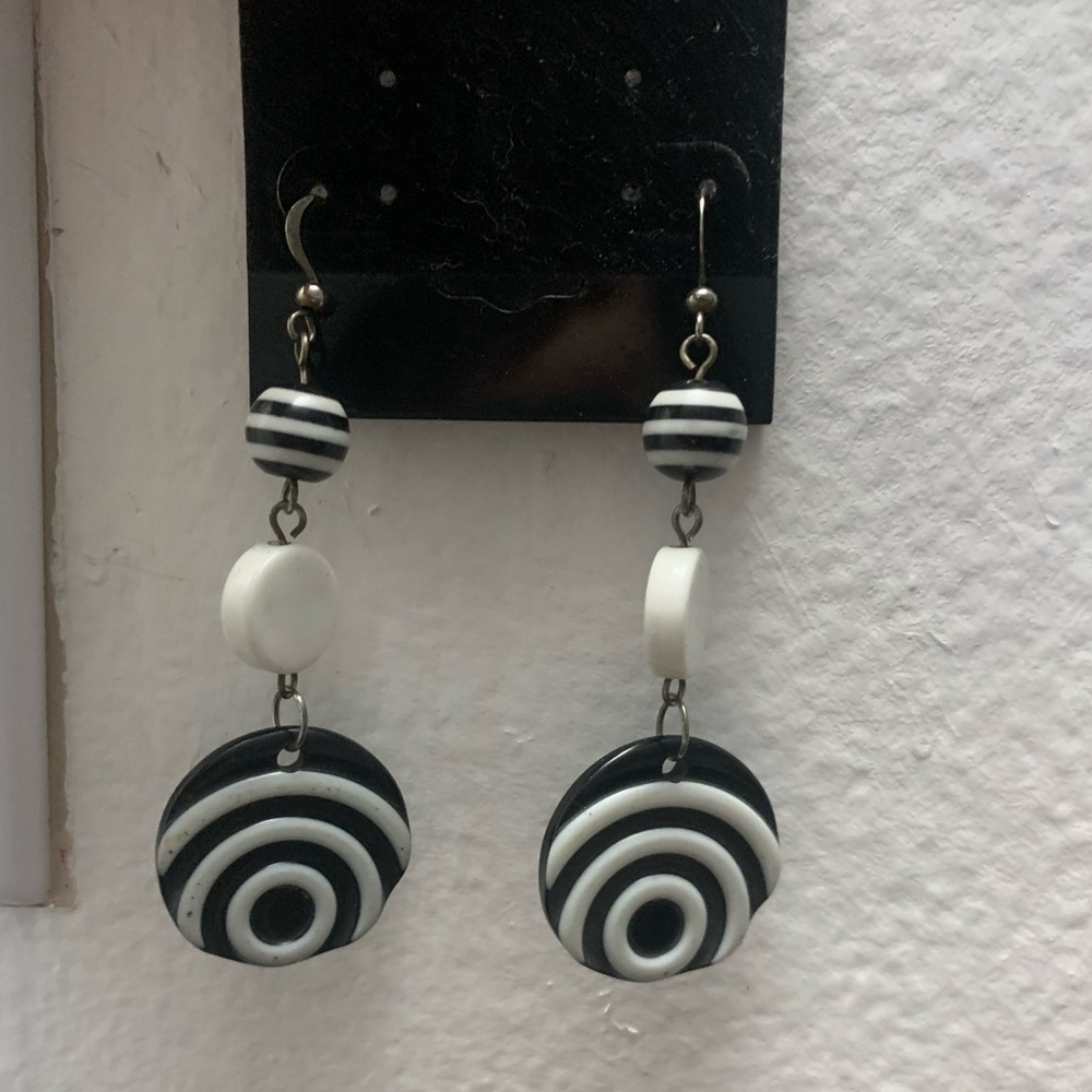 Black and white earring bracelet set